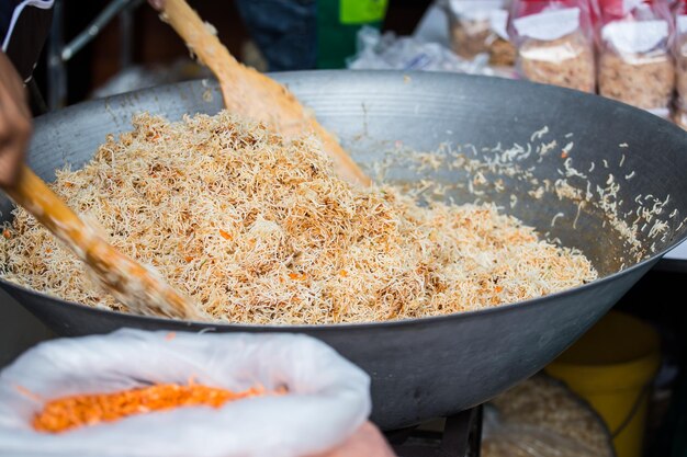 Um gemischte knusprige Reisnudeln in Thailand herzustellen