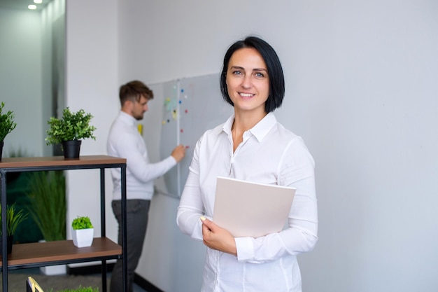 Um gerente feminino no escritório no contexto de uma equipe de trabalho