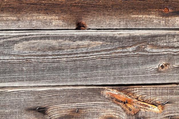 Um gráfico de close-up de uma superfície de madeira danificada que é uma casa murada na aldeia