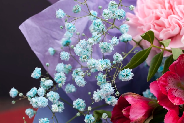 Um grande bouquet com pequenos arbustos de flores azuis, as flores têm defeitos