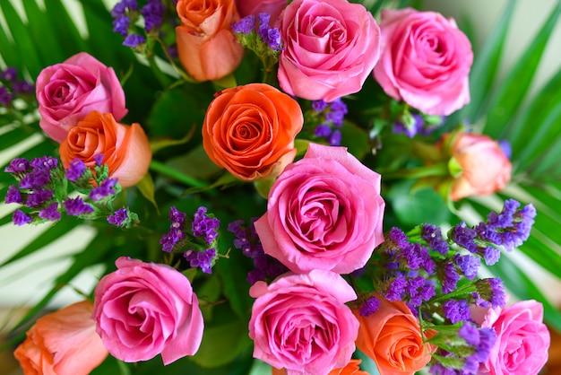 Um grande buquê de rosas coloridas, vista superior