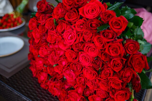 Um grande buquê de rosas vermelhas para uma menina, flores frescas