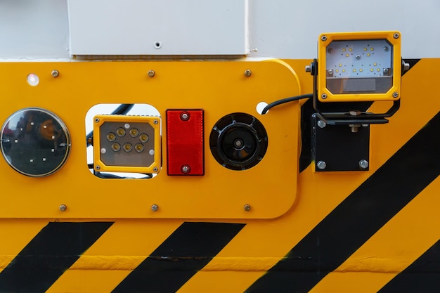 Um grande caminhão na estrada Novos e modernos faróis de halogênio em um caminhão Faróis de caminhão Farol quadrado vermelho e refletor na parte de trás do capô Detalhe do carro