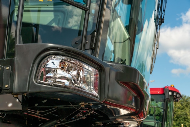 Um grande caminhão na estrada Novos e modernos faróis de halogênio em um caminhão Faróis de caminhão Farol quadrado vermelho e refletor na parte de trás do capô Detalhe do carro