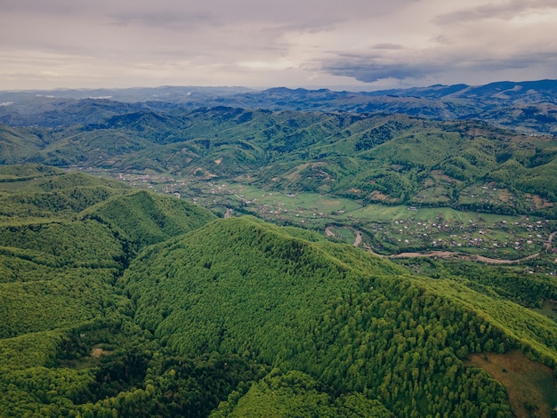 Um grande campo verde com uma montanha ao fundo