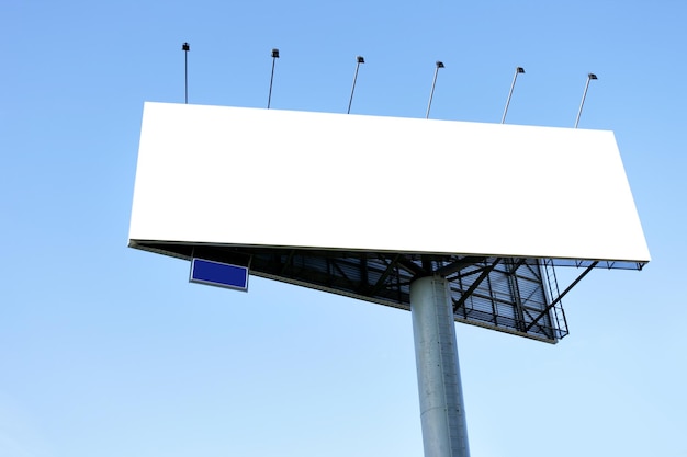 Um grande cartaz em branco.