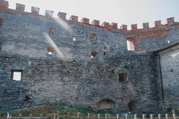 Foto um grande castelo com uma janela aberta