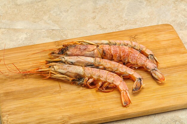 Um grande e saboroso frutos do mar Langoustine sobre o tabuleiro