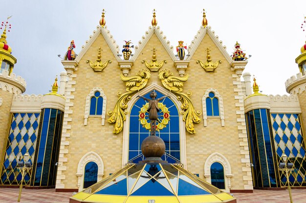 Um grande edifício com um desenho azul e amarelo que diz "a palavra" nele. "