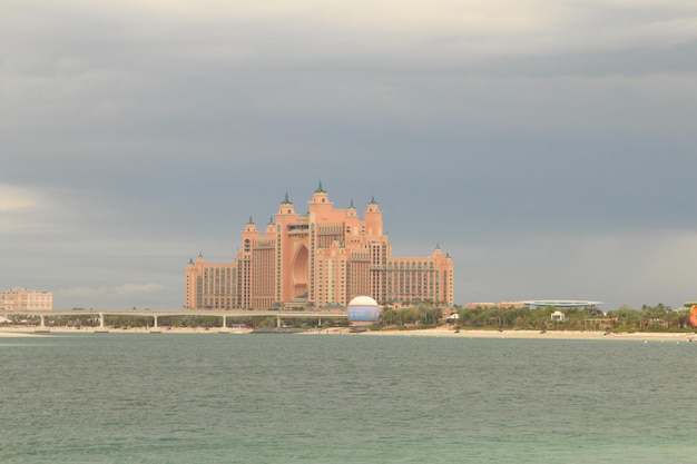 um grande edifício com uma cúpula azul no topo