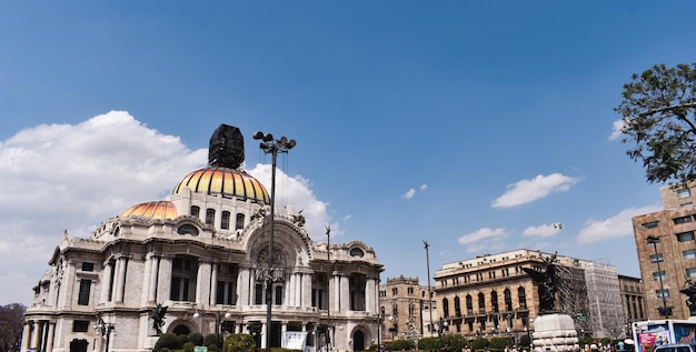 Foto um grande edifício com uma cúpula no topo