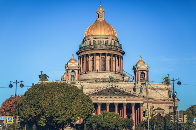 Um grande edifício com uma cúpula que diz st. petersburgo no topo.