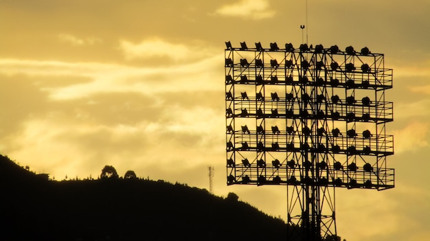 Foto um grande estádio com uma montanha ao fundo