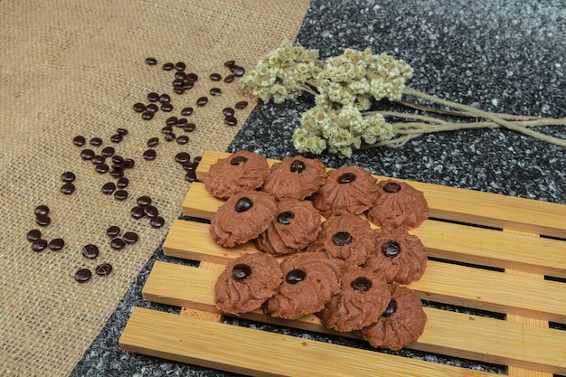 Um grande lote de biscoitos de manteiga de chocolate caseiros