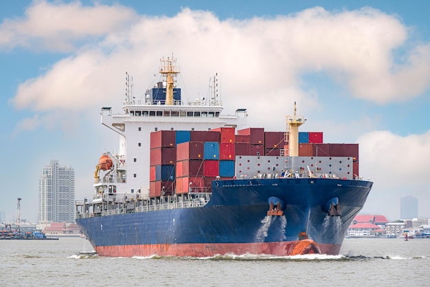 Foto um grande navio de carga carregando um grande número de contêineres flutuando no meio do mar