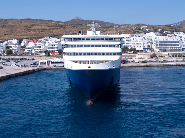 Um grande navio de cruzeiro no porto marítimo da ilha de Tinos, na Grécia