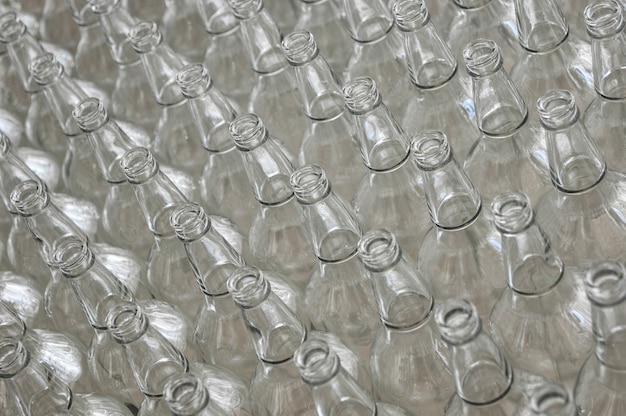 Um grande número de close up branco de frasco de vidro transparente
