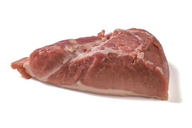Um grande pedaço de carne de porco isolado em um fundo branco Carne fresca