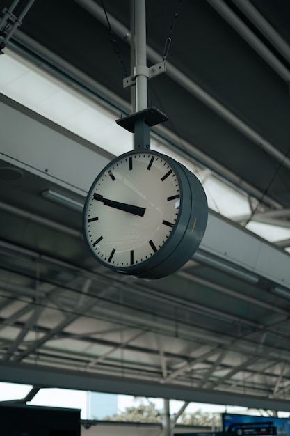 Foto um grande relógio em uma estação