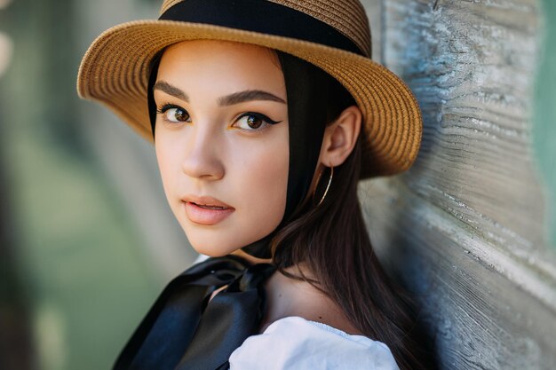 Um grande retrato de uma menina com um chapéu de palha e com fitas pretas 3583