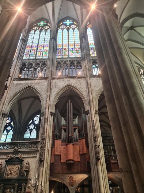 Um grande vitral está no centro de uma catedral.