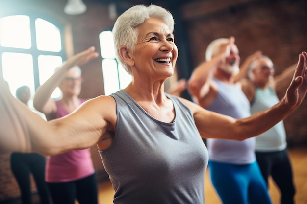 Um grupo de adultos mais velhos participando de uma aula de fitness que promove um estilo de vida saudável