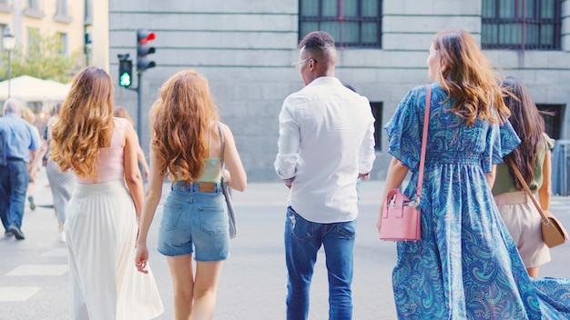 Foto um grupo de amigos a atravessar a passagem de pedestres.