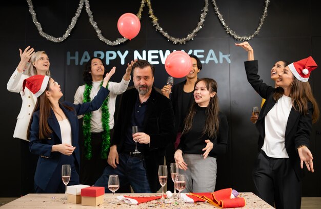 Foto um grupo de amigos a celebrar o ano novo e a divertir-se numa festa corporativa.