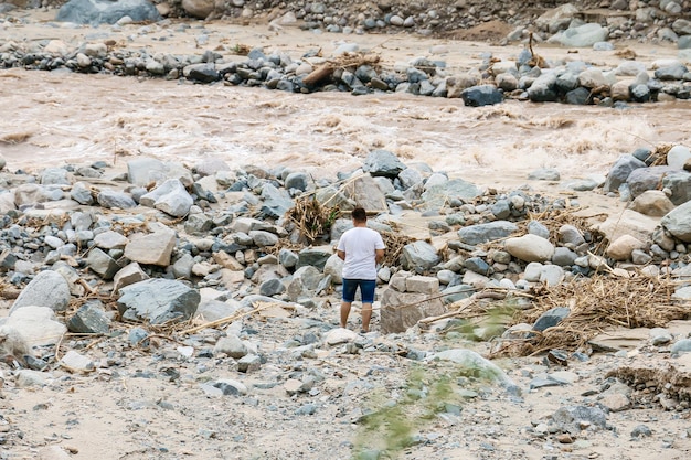 Um grupo de amigos caminhando perto de um rio de fluxo rápido