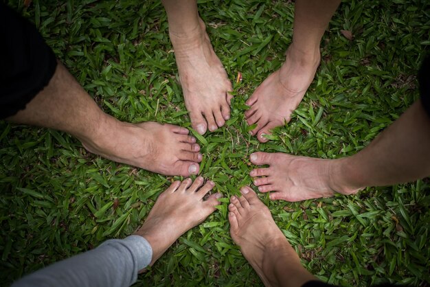 Um grupo de amigos com os pés descalços juntos