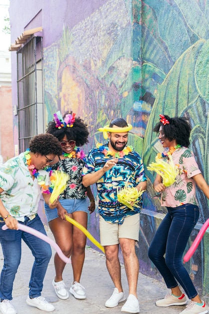 Um grupo de amigos curtindo o carnaval nas ruas do Brasil