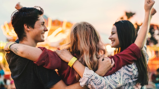 Foto um grupo de amigos está curtindo o parque de diversões