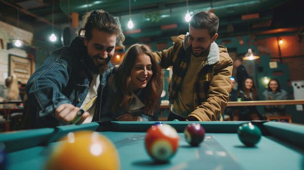 Foto um grupo de amigos felizes jogando bilhar depois do trabalho em um restaurante