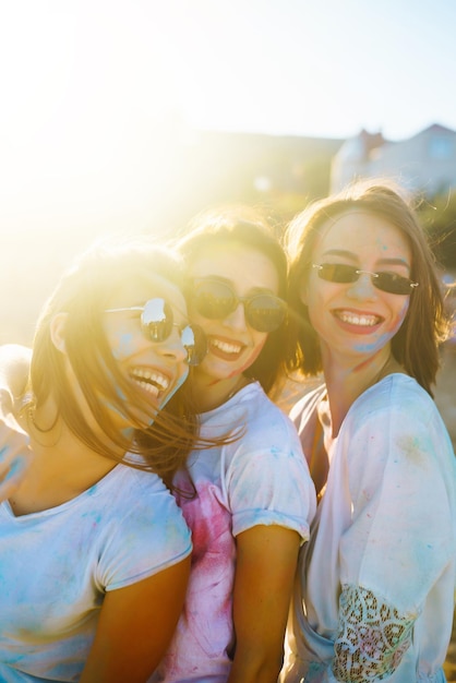 Foto um grupo de amigos se diverte dançando no festival holi amizade lazer férias união