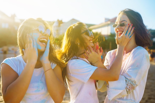 Um grupo de amigos se divertem dançando no festival de Holi Amizade Lazer Férias Reunião