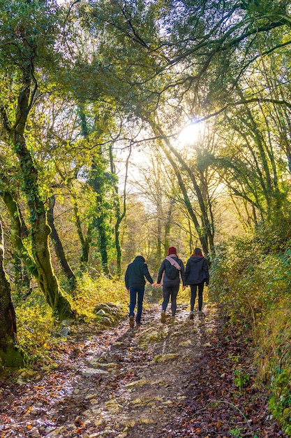 Um grupo de caminhantes na trilha de caminhada no Monte Arno, no município de Mutriku em Gipuzkoa País Basco Espanha