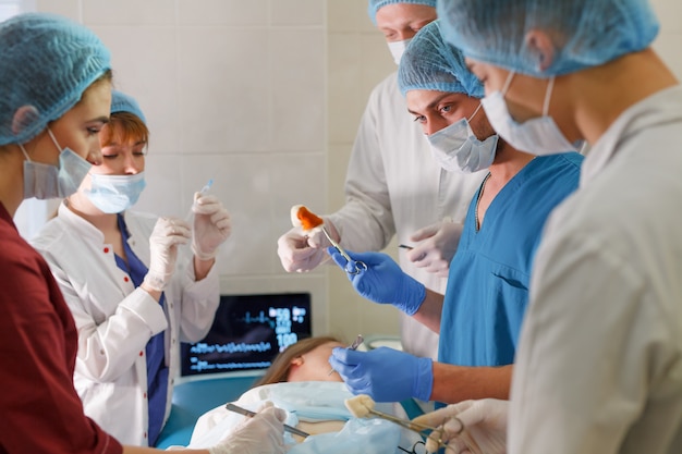 Um grupo de cirurgiões fazendo operações em um hospital.