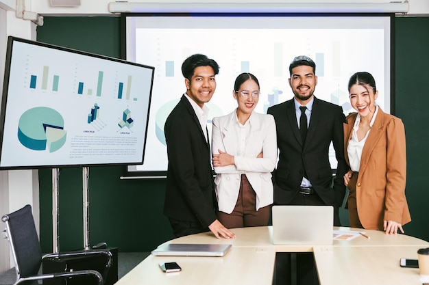 Um grupo de colegas de empresários asiáticos masculinos e femininos sorrindo e felizes juntos para um projeto bem-sucedido na sala de reuniões Unidade e diversidade de posição conceito de trabalho em equipe