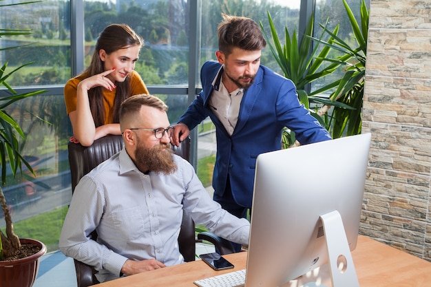 Um grupo de colegas, empresários reunidos no escritório para uma conferência.