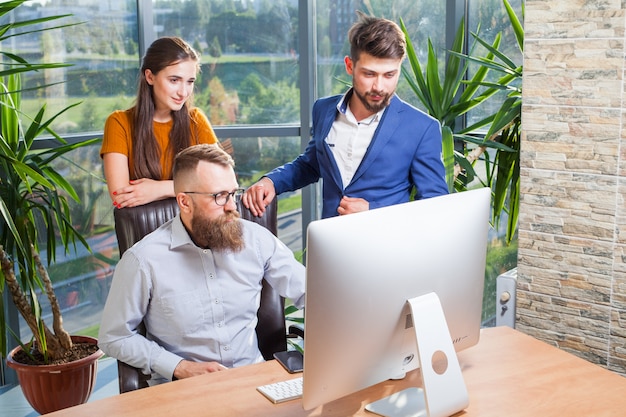 Um grupo de colegas, empresários reunidos no escritório para uma conferência.