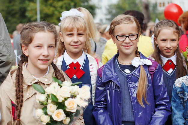 Um grupo de colegiais com arcos e flores vai de férias para estudar, sorrir e se alegrar.