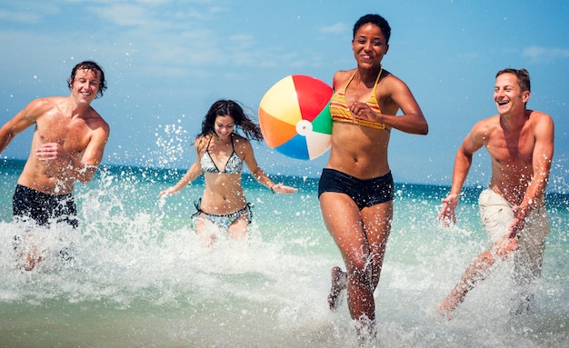 Um grupo de diversas pessoas se diverte na praia