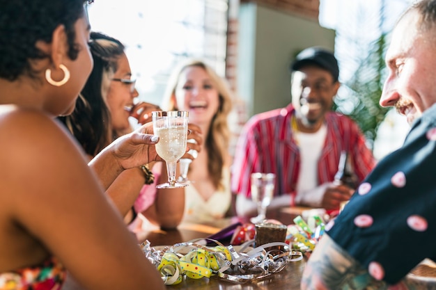 Um grupo de diversos amigos brindando em uma festa