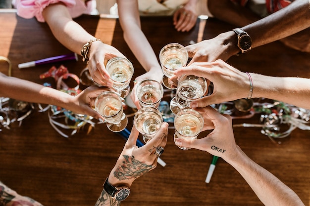 Um grupo de diversos amigos brindando em uma festa