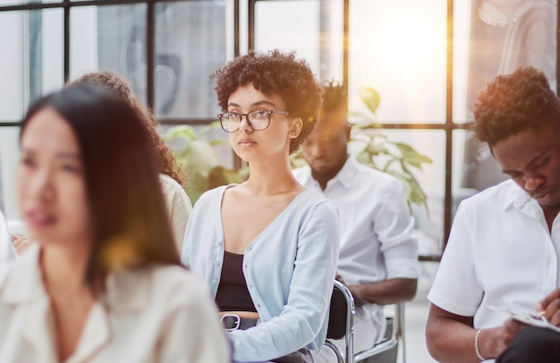 Um grupo de diversos empresários está em coaching de negócios