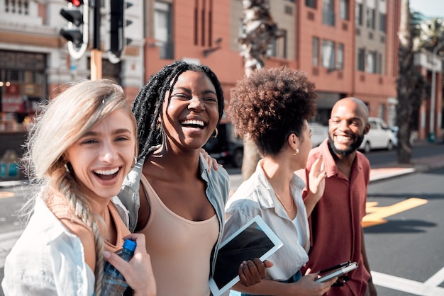 Um grupo de diversos estudantes se divertindo ao ar livre na cidade em um dia ensolarado de verão retrato de jovens ou amigos rindo e sorrindo juntos em uma cidade urbana enquanto caminhavam para o campus