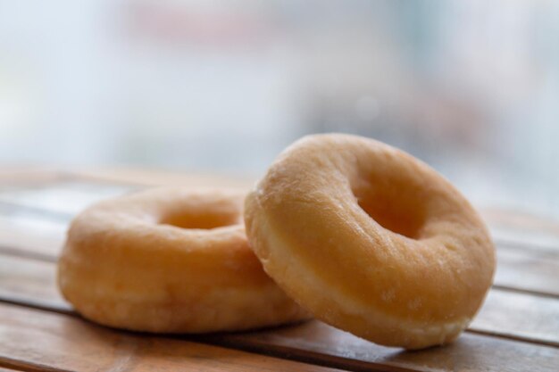 Um grupo de donuts na mesa.