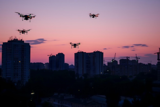 Um grupo de drones sobre a cidade numa manhã de verão.