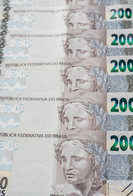 Foto um grupo de duzentos reais brasileiros espalhados