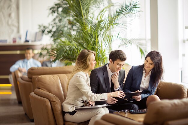 Um grupo de empresários de sucesso. Discussão do importante contrato da empresa.